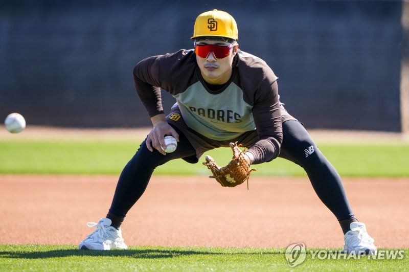샌디에이고 스프링캠프에서 수비 훈련하는 김하성 San Diego Padres second baseman Ha-Seong Kim works on fielding drills during spring training baseball workouts Tuesday, Feb. 13, 2024, in Peoria, Ariz. (AP Photo/Lindsey Wasson)