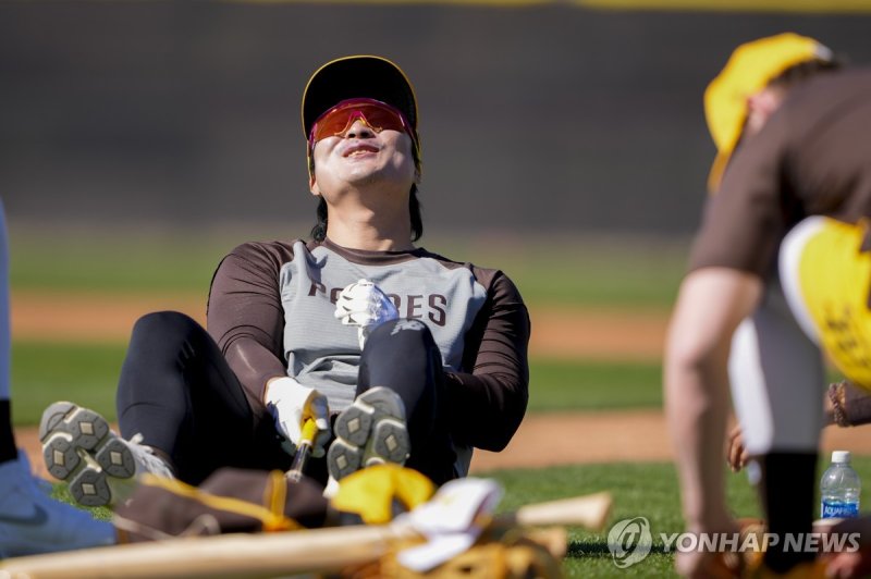 스프링캠프 타격 훈련 전 웃음 짓는 김하성 San Diego Padres second baseman Ha-Seong Kim, left, laughs before batting practice during spring training baseball workouts, Tuesday, Feb. 13, 2024, in Peoria, Ariz. (AP Photo/Lindsey Wasson)