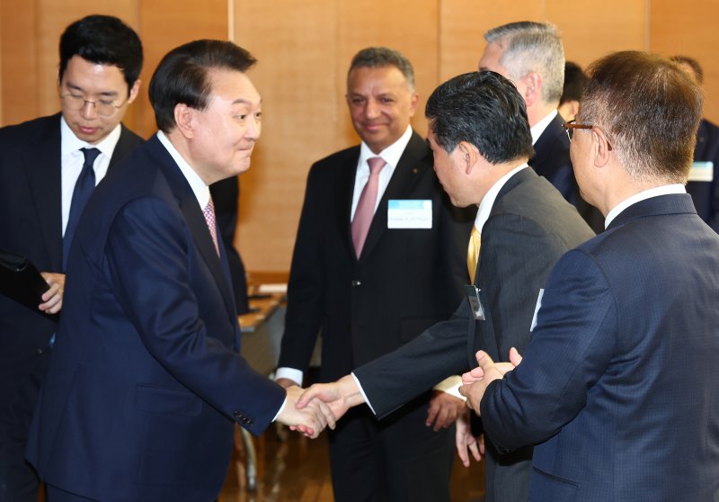 윤석열 대통령이 14일 서울 중구 대한상공회의소 챔버라운지에서 외국인 투자기업 대표들과 연 오찬 간담회에서 주한 미국상공회의소 제임스 김 회장과 인사하고 있다. [대통령실통신사진기자단] 연합뉴스