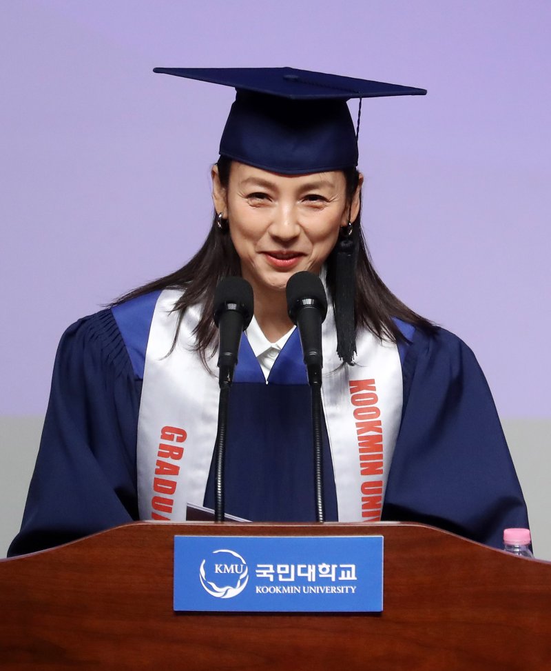 [서울=뉴시스] 김혜진 기자 = 가수 이효리가 14일 오전 서울 성북구 정릉동 국민대학교에서 열린 '2023학년도 학위수여식'에서 축사를 하고 있다. 2024.02.14. jini@newsis.com