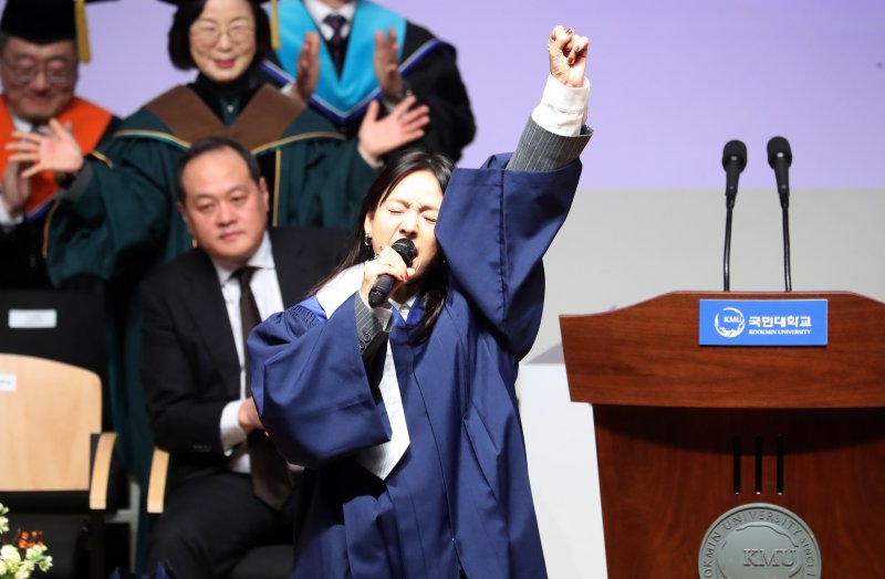 [서울=뉴시스] 김혜진 기자 = 가수 이효리가 14일 오전 서울 성북구 정릉동 국민대학교에서 열린 '2023학년도 학위수여식'에서 축하 무대를 펼치고 있다. 2024.02.14. jini@newsis.com