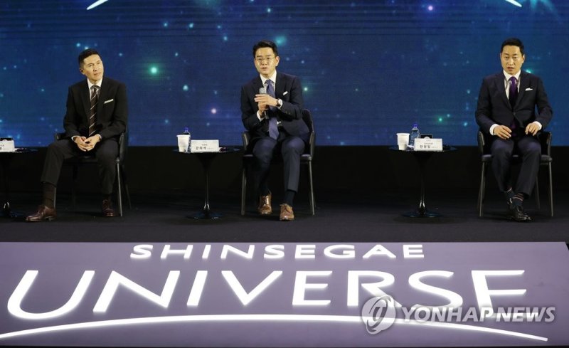 신세계그룹, '신세계 유니버스 페스티벌' 개최 신세계그룹, '신세계 유니버스 페스티벌' 개최 (서울=연합뉴스) 이재희 기자 = 8일 오전 서울 강남구 코엑스에서 열린 신세계그룹 '신세계 유니버스 페스티벌'에서 이인영 SSG닷컴 대표(왼쪽부터), 강희석 이마트 대표, 전항일 지마켓 대표가 취재진의 질문을 듣고 있다. 2023.6.8 scape@yna.co.kr (끝)