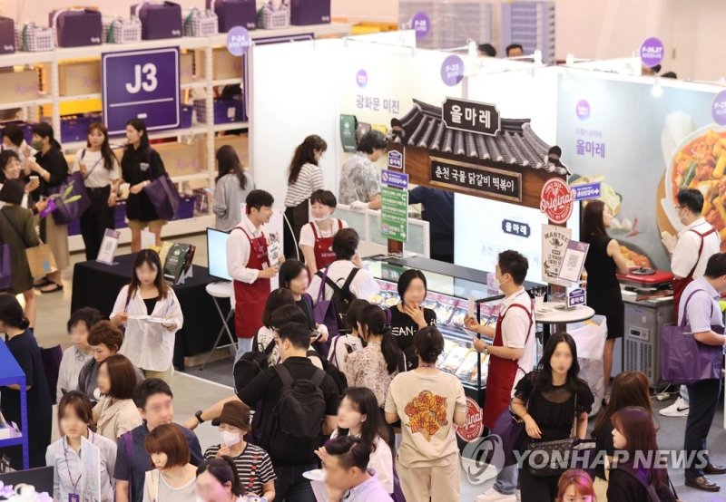 마켓컬리 첫 오프라인 행사 개최 마켓컬리 첫 오프라인 행사 개최 (서울=연합뉴스) 이재희 기자 = 6일 서울 중구 동대문디자인플라자에서 열린 '2023 컬리 푸드 페스타'를 찾은 시민들이 부스를 둘러보고 있다. 이 행사에는 마켓컬리에 입점한 85개 협력사가 참여해 130여개 식음료 브랜드를 선보인다. 2023.7.6 scape@yna.co.kr (끝)