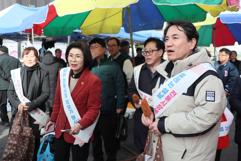 김진태 강원특별자치도지사(오른쪽)가 2024년 2월4일 인제군 전통시장을 찾아 장보기 행사를 가졌다. 강원특별자치도 제공