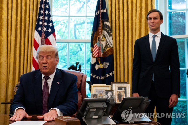 도널드 트럼프와 맏사위 재러드 쿠슈너 epa08662394 US President Donald J. Trump (L) speaks to reporters, after the announcement that Bahrain would normalize relations with Israel, in the Oval Office of the White House in Washington, DC, USA, on 11 September 2020, as Senior Advisor to the President Jared Kushner (R) l