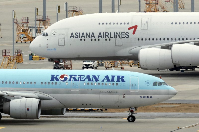 지난 14일 인천국제공항 전망대에서 바라본 공항 계류장 내 대한항공, 아시아나항공 항공기 모습. 뉴시스