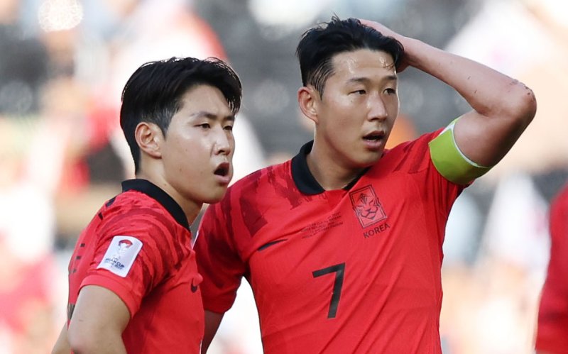 대한민국 축구대표팀 이강인과 손흥민이 15일(현지시간) 카타르 도하 자심 빈 하마드 스타디움에서 열린 2023 아시아축구연맹(AFC) 카타르 아시안컵 조별리그 E조 대한민국과 바레인의 경기에서 프리킥을 준비하고 있다. 2023.1.15/뉴스1