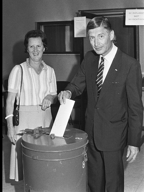 70년 해로한 드리스 반아흐트 전 네덜란드 총리 부부가 '끝까지 함께 하고 싶다'며 동반 안락사했다. 사진은 1982년 9월 네덜란드 총선에서 투표하는 반아흐트 부부. 뉴스1