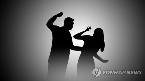 테이블 던지고 골프채 스윙까지...아내 상습 폭행한 운동선수 출신 남편[박주현 변호사의 '가족이 뭐길래']