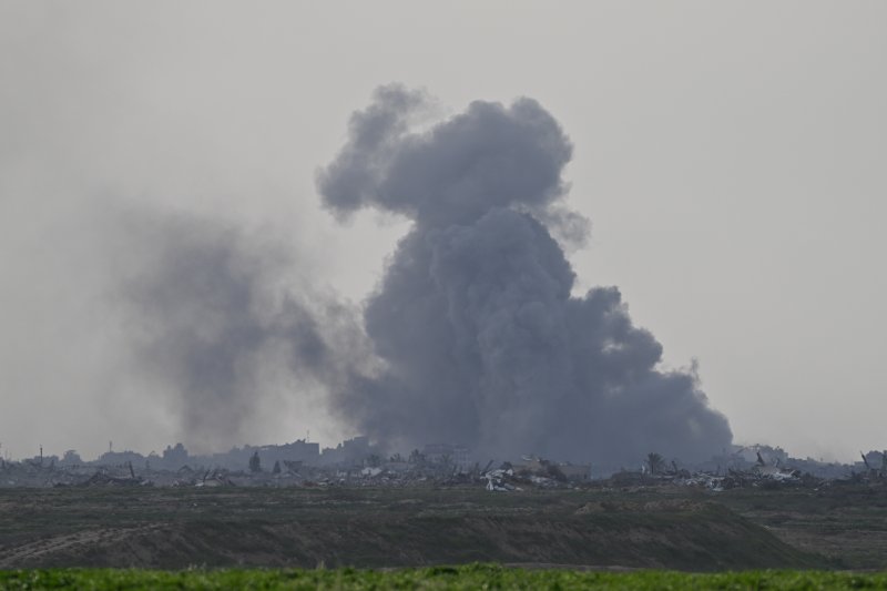 미국이 대규모 민간인 피해를 내고 있는 이스라엘의 가자지구 공습에 대한 조사에 착수했다고 월스트리트저널(WSJ)이 14일(현지시간) 보도했다. 이날 이스라엘 접경 가자지구에서 연기가 치솟고 있다. 로이터연합