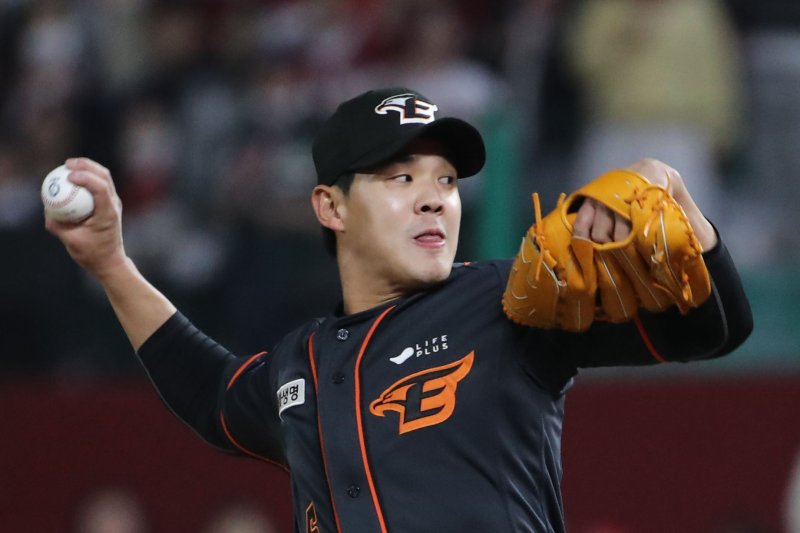 [인천=뉴시스] 권창회 기자 = 12일 인천 SSG랜더스필드에서 열린 2023 프로야구 한화이글스와 SSG랜더스의 경기, 7회 말 한화 투수 윤대경이 역투하고 있다. 2023.05.12. kch0523@newsis.com