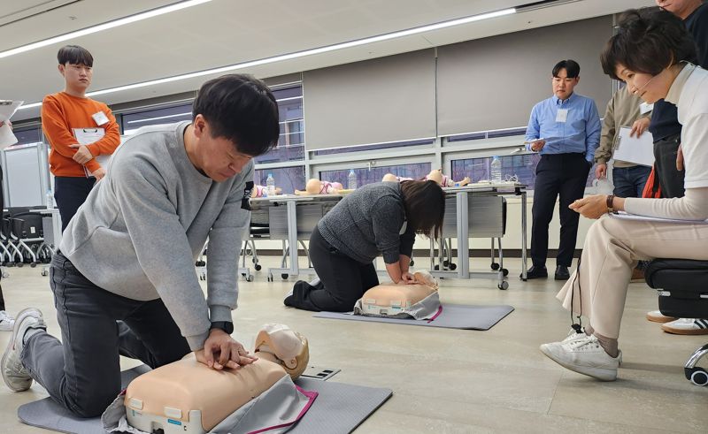 서울 종로구 LX판토스 본사에서 LX판토스 임직원들이 심폐소생술 실습 교육을 진행하고 있다. LX판토스 제공