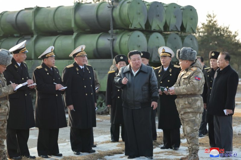 북한은 김정은이 지난 14일 새로 개발한 지상대해상 미사일 시험발사를 지도했다고 15일 밝혔다. 조선중앙통신은 그가 "2월 14일 오전 해군에 장비하게 되는 신형 지상대해상 미사일 '바다수리-6'형 검수 사격 시험을 지도했다"고 보도했다. 사진=조선중앙통신 캡처