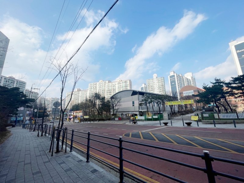 전선지중화 사업 착공이 계획된 상현초등학교 삼거리. 용인시 제공