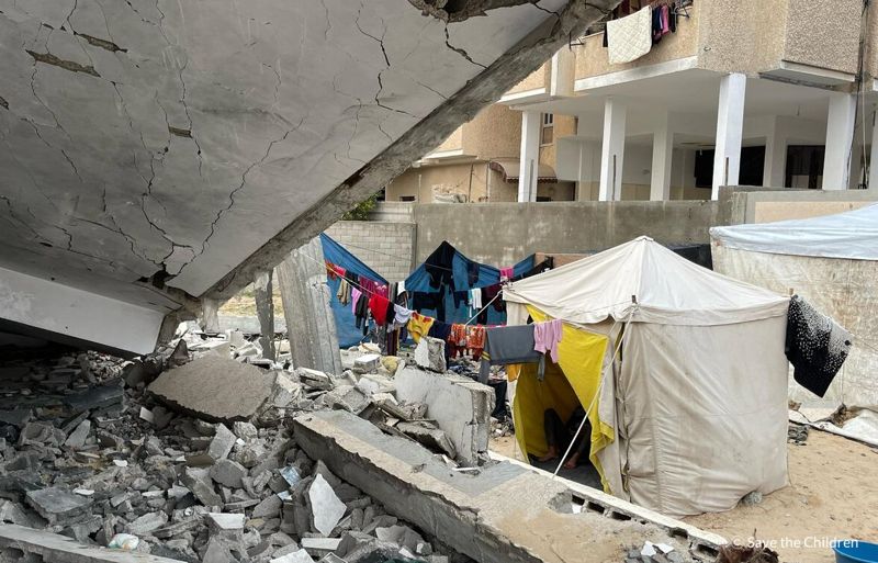 이스라엘 가자지구 남부 라파 지역에서 폭격으로 무너진 건물 아래 세워진 피난민 텐트. 세이브더칠드런 제공