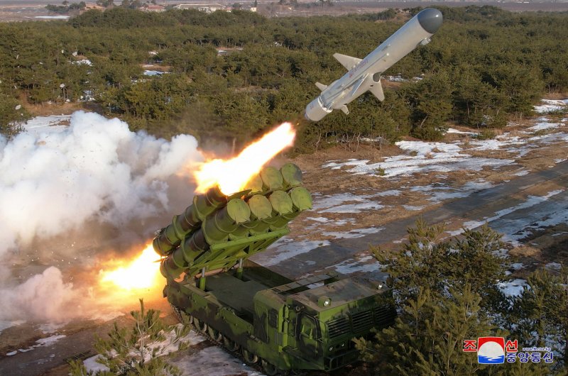 김정은은 지난 14일 오전 해군에 장비하게 되는 신형 지상대해상 미사일 '바다수리-6형' 검수 사격 시험을 지도했다고 조선중앙통신이 15일 보도했다. 사진=조선중앙통신 캡처