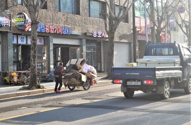 전남도가 보건복지부의 폐지 수집 노인 지원 대책에 대응해 도내 폐지 수입 노인을 전수조사하고 전방위적 보건복지 서비스 제공에 나선다. 전남도 제공