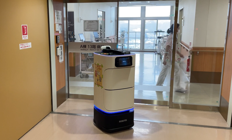 로보티즈의 실내 자율주행 로봇 '개미(GAEMI)'가 일본 '쇼난 가마쿠라 종합병원'에서 문서 및 물품 배송하고 있다. 로보티즈 제공