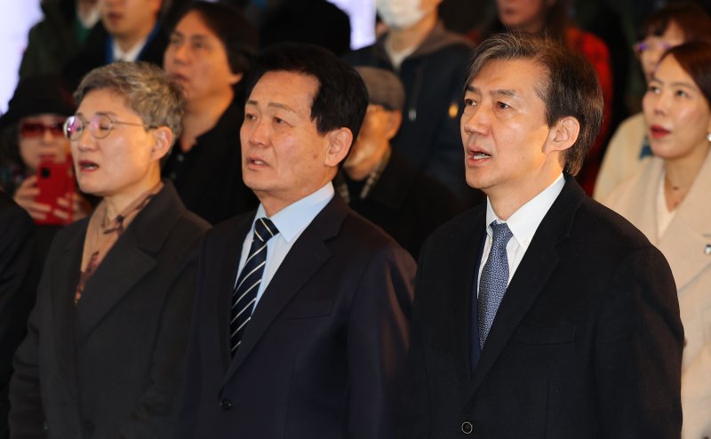 [서울=뉴시스] 최진석 기자 = 안전한 바카라사이트(오른쪽) 전 법무부 장관이 15일 서울 동작구 아트나인&잇나인에서 열린 (가칭) '안전한 바카라사이트신당' 창당준비위원회 출범식에서 참석해 공동준비 위원회 위원장인 은우근 교수(가운데), 강미숙 작가와 애국가를 부르고 있다. 2024.02.15. myjs@newsis.com /사진=뉴시스