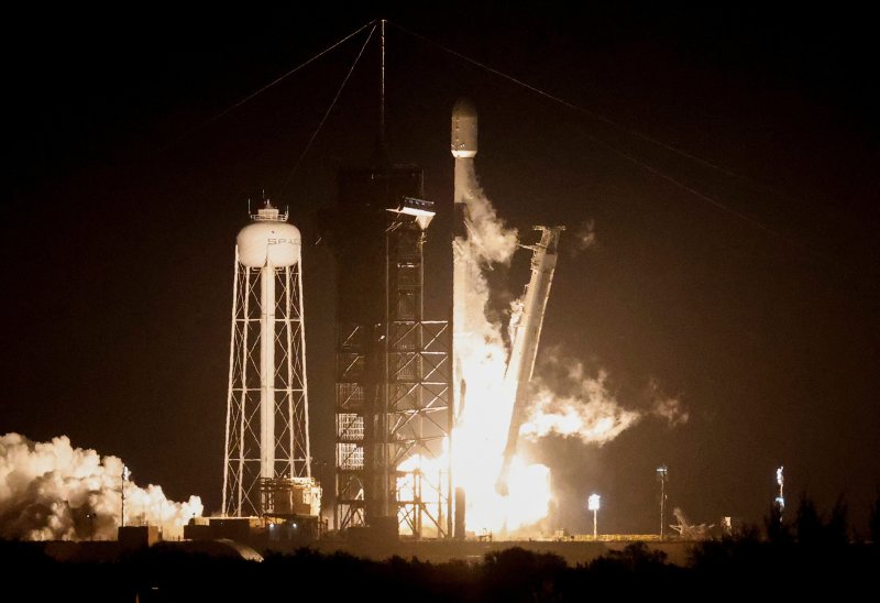 미국 항공우주기업 인튜이티브 머신스가 제작한 무인 달 착륙선 오디세우스(Nova-C)가 15일(현지시간) 미국 플로리다주 케이프 커내버럴 소재 미 항공우주국(NASA·나사) 케네디 우주센터에서 스페이스X가 만든 팰컨9 로켓에 실려 발사됐다. 로이터뉴스1