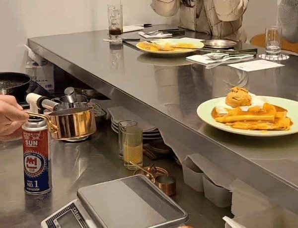 비스퀴테리 엠오 '크레이프 슈제뜨' 플람베 과정 ⓒ News1 서미선 기자