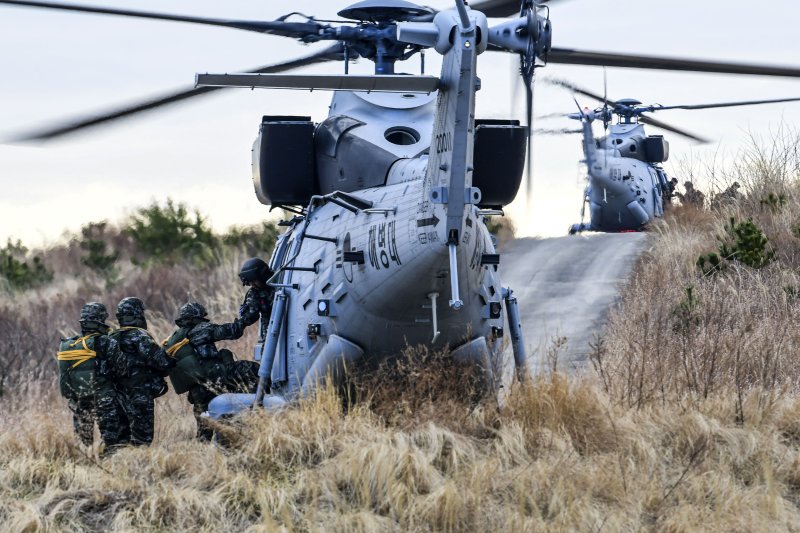 한미 해병대 KMEP 연합 훈련의 하나로 2014년 2월 15일 경북 포항시 북구 일대에서 진행된 한미 연합 공중돌격 훈련에서 해병대 장병들이 공정돌격을 하기 위해 마린온 헬기(MUH-1)에 타고 있다. 사진=해병대 제공