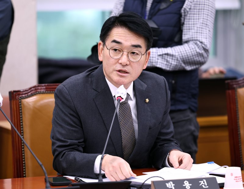 박용진 의원이 15일 여의도 국회에서 열린 박성재 법무부 장관 후보자 인사청문회에서 질의하고 있다. 뉴스1 제공