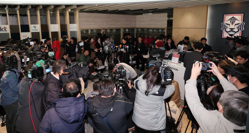 황보관 대한축구협회 기술본부장이 15일 오후 서울 종로구 신문로 축구회관에서 열린 2024년 제1차 전력강화위원회를 마친 뒤 회의 내용을 발표하고 있다. 클린스만 감독의 경질이 눈앞으로 다가왔다는 의미다. 사진=뉴스1