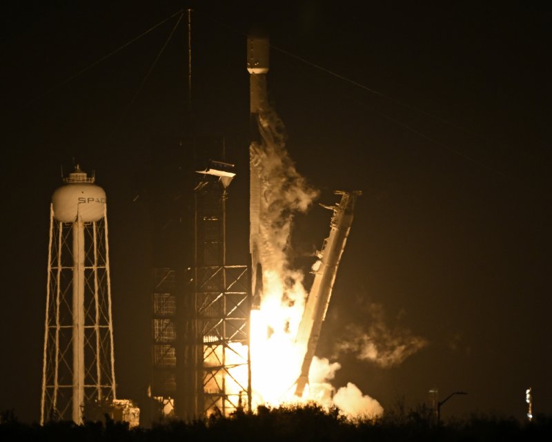 일론 머스크의 우주개발업체 스페이스X가 15일(현지시간) 미국 플로리다주 케네디우주센터에서 팰컨9 로켓을 발사하고 있다. 월스트리트저널(WSJ)은 20일 스페이스X가 미 국방·정보 부문 핵심 협력업체로 부상하고 있다고 보도했다. UPI연합