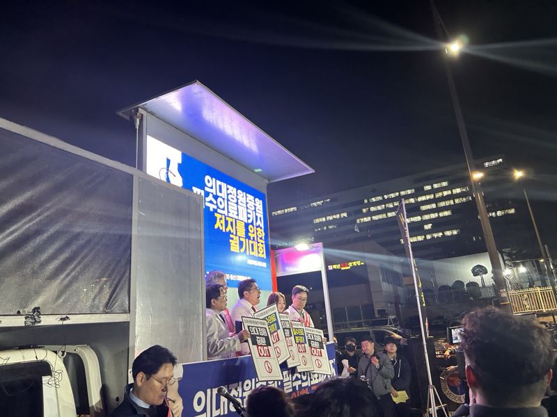 서울시의사회는 15일 오후 7시 서울 용산 대통령실 앞에서 '의대정원증원·필수의료패키지 저지를 위한 궐기대회'를 열고 투표하는 퍼포먼스를 하고 있다. 사진=강명연 기자