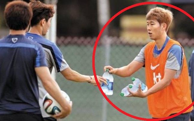 손흥민이 국가대표 막내시절 선배 선수들에게 물을 나눠주고 있다. /사진=온라인 커뮤니티 캡처