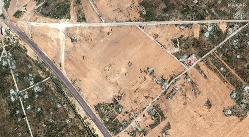 지난 10일(현지시간) 팔레스타인 가자지구와 이집트 국경을 촬영한 위성 사진. 임시 난민 수용 구역 건설을 위해 땅을 고르는 작업이 진행되고 있다.로이터뉴스1