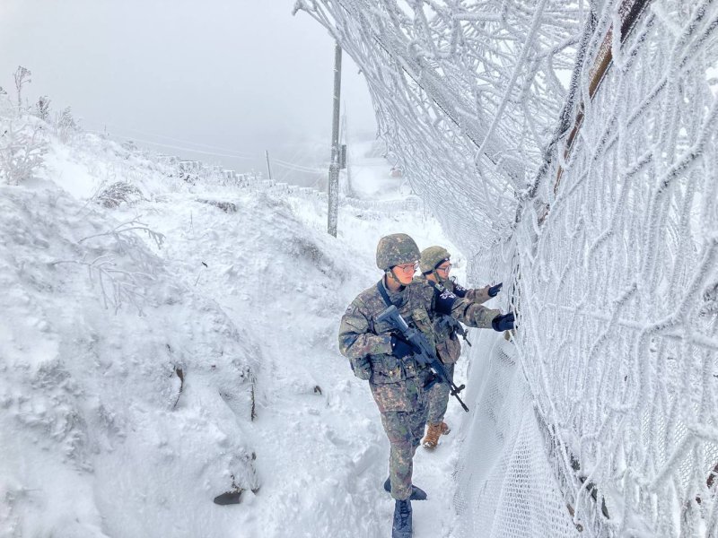 육군 21사단 GOP 장병들이 12일 오전 눈 쌓인 철책을 꼼꼼히 점검하며 경계근무를 서고 있다. 사진=국방부 제공