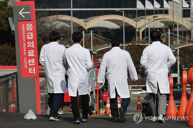2월 8일 서울의 한 대학병원에서 이동하는 의료진 모습. 연합뉴스