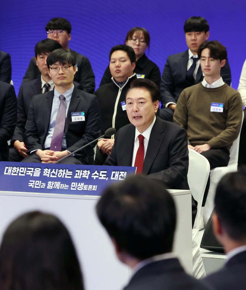 윤석열 대통령이 16일 대전 유성구 ICC호텔에서 '대한민국을 혁신하는 과학 수도 대전'을 주제로 열린 열두 번째 '국민과 함께하는 민생토론회'에서 발언하고 있다.<div id='ad_body3' class='mbad_bottom' ></div> 사진=대통령실통신사진기자단