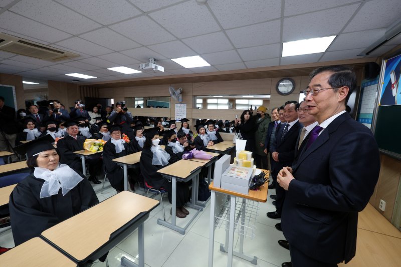 (서울=뉴스1) 박정호 기자 = 한덕수 국무총리가 16일 오전 서울 노원구 중계동 학교형태 평생교육시설인 청암중고등학교에서 열린 졸업식에 참석해 3학년 1반 교실을 찾아 졸업을 축하하고 있다. 2024.2.16/뉴스1 /사진=뉴스1화상