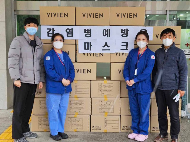 지난 15일 서울적십자병원 의료진들이 비비안이 기부한 마스크와 함께 기념촬영을 하고 있다. 비비안 제공.