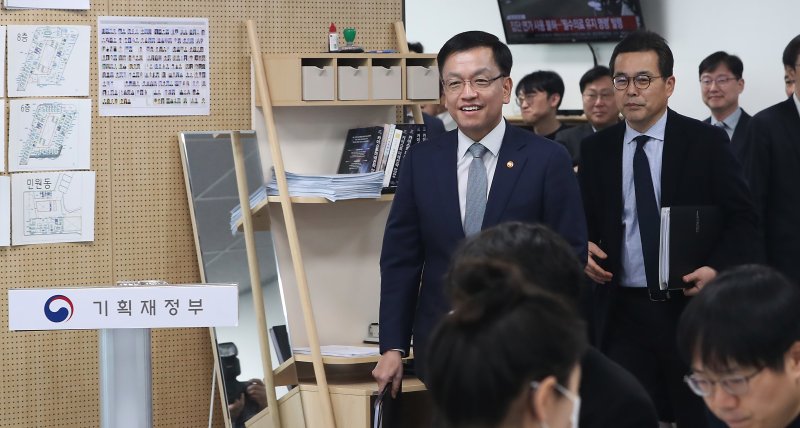 최 부총리, 시중 은행장 만난다... "외환선도은행 역할 당부"