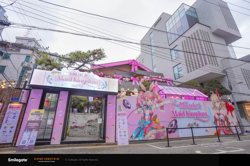 스마일게이트가 모바일 RPG 에픽세븐 IP를 활용한 미라클 메이드 킹덤 카페를 서울 홍대 인근에 열었다. 스마일게이트 제공