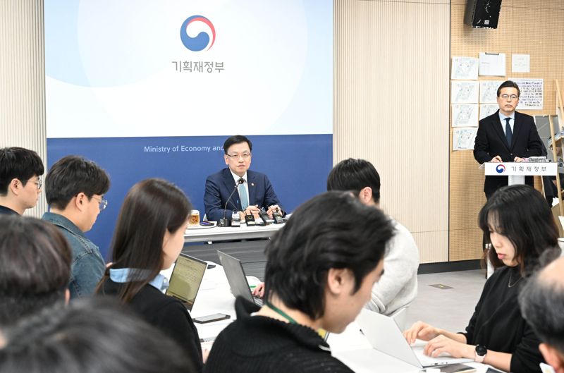 최상목 “유류세 인하 4월까지 연장…출산지원금 기업 세부담 없게 할 것”