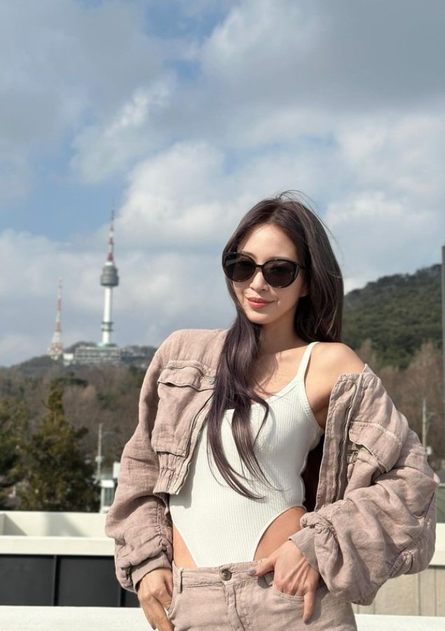 한예슬, 서울 도심서 과감 패션…