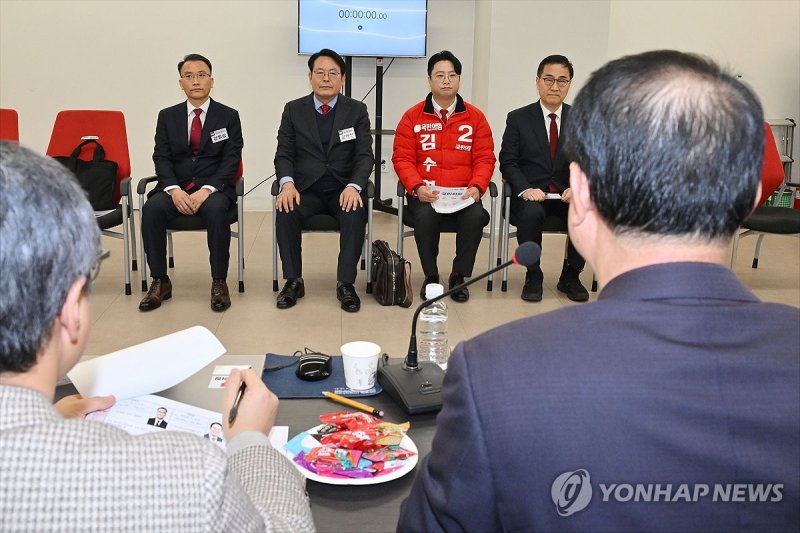 국힘 공천 면접 국힘 공천 면접 (서울=연합뉴스) 한종찬 기자 =16일 서울 여의도 중앙당사에서 창원시 마산 합포구의 공천 면접이 진행되고 있다. 왼쪽부터 강명상, 김대완, 김수영, 최형두 예비 후보. 2024.2.16 [국회사진기자단] saba@yna.co.kr (끝)