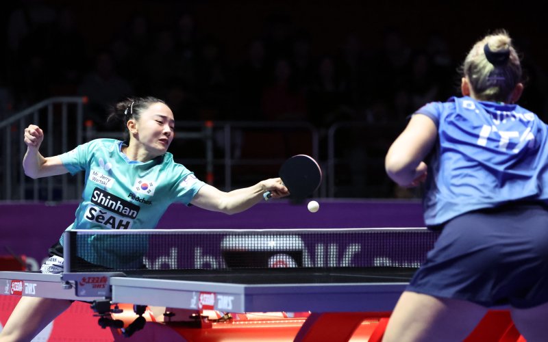 [부산=뉴시스] 하경민 기자 = 16일 부산 해운대구 벡스코 제1전시장 특설경기장에서 열린 'BNK부산은행 2024부산세계탁구선수권대회'에 출전한 한국 여자 대표팀 전지희 선수가 이탈리아 비바렐리 데보라 선수를 상대로 강하게 공을 넘기고 있다. 2024.02.16. yulnetphoto@newsis.com