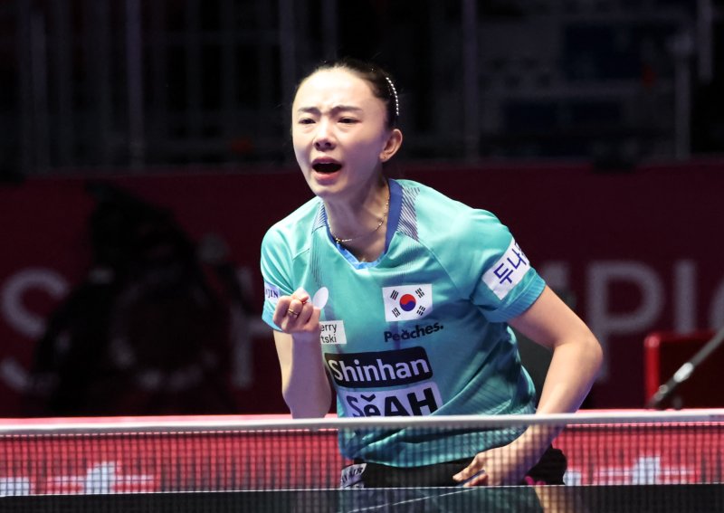 [부산=뉴시스] 하경민 기자 = 16일 부산 해운대구 벡스코 제1전시장 특설경기장에서 열린 'BNK부산은행 2024부산세계탁구선수권대회'에 출전한 한국 여자 대표팀 전지희 선수가 이탈리아 비바렐리 데보라 선수를 상대로 점수를 얻자 환호하고 있다. 2024.02.16. yulnetphoto@newsis.com