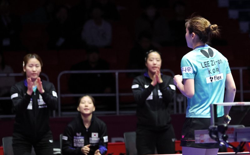 [부산=뉴시스] 하경민 기자 = 16일 부산 해운대구 벡스코 제1전시장 특설경기장에서 열린 'BNK부산은행 2024부산세계탁구선수권대회'에 출전한 한국 여자 대표팀 이시온 선수가 이탈리아 몬파르디니 가이아 선수를 상대로 점수를 획득한 뒤 주먹을 쥐고 있다. 2024.02.16. yulnetphoto@newsis.com