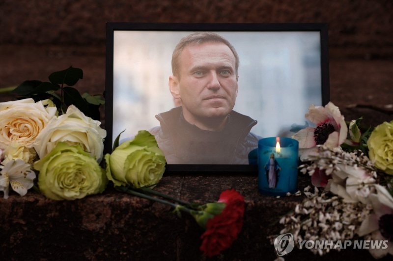 프랑스 파리의 나발니 추모 A portrait of Alexei Navalny, candles and flowers are left at a memorial in Paris on February 16, 2024, after the announcement that the Kremlin's most prominent critic had died in an Arctic prison. Russia's top opposition politician Alexei Navalny died on February 16, 2024 at the Arct