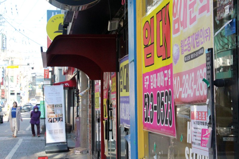 16일 북구 용봉동 전남대 후문 상가 일대에 상가 임대를 알리는 팻말이 붙어있다. 2024.2.16/뉴스1 ⓒ News1 박지현 기자