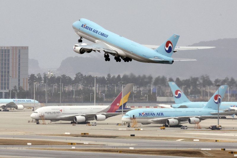 14일 인천국제공항 전망대에서 바라본 공항 계류장 내 대한항공과 아시아나항공 모습./사진=뉴시스