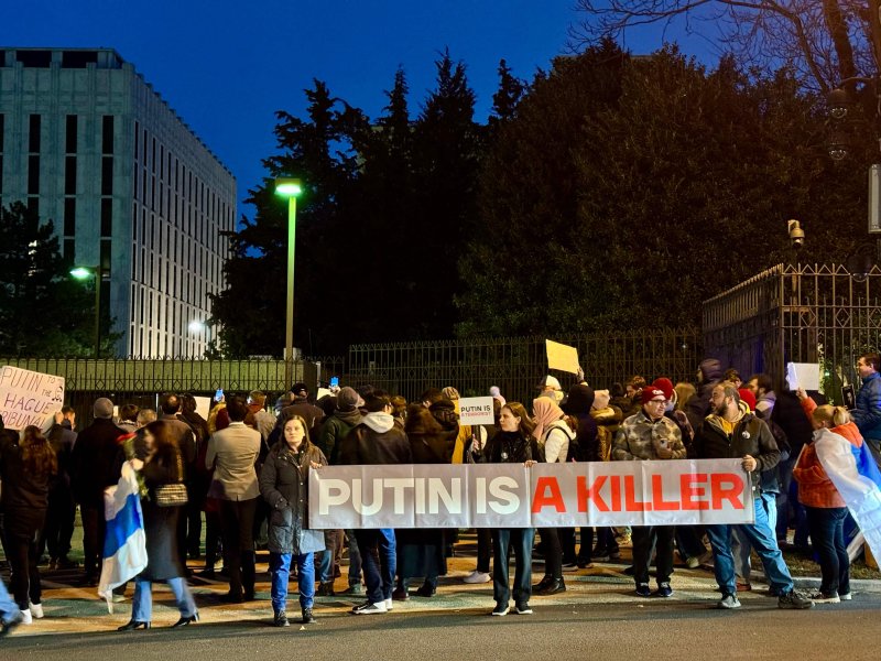 16일(현지시간) 미국 워싱턴DC의 러시아 대사관 앞에서 러시아 야권 지도자 알렉세이 나발니의 사망 이후 러시아 정부를 비난하는 시위대가 팻말을 들고 서 있다.AFP연합뉴스