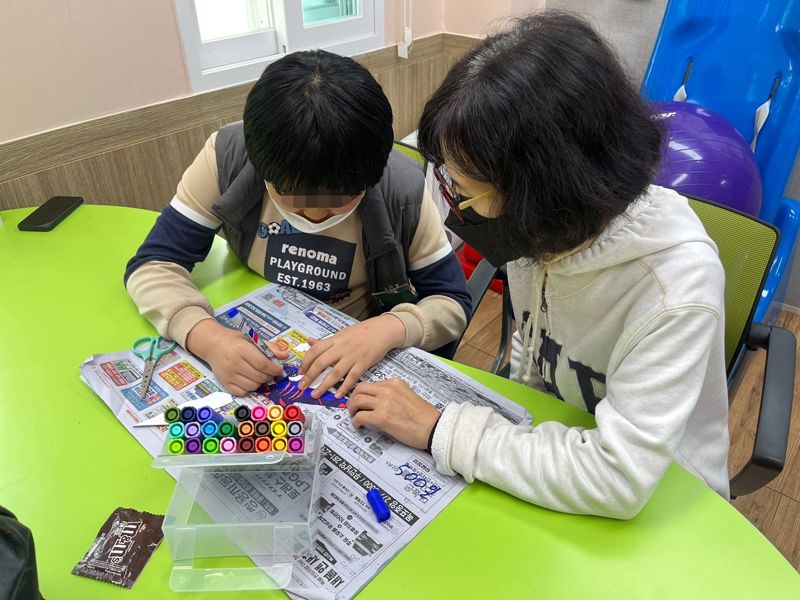 전남도가 장애아를 둔 가족 구성원의 양육 부담을 덜어주고 보호자의 사회활동을 돕는 '장애아가족 양육 지원 사업'<사진> 대상자를 연중 신청받는다. 전남도 제공